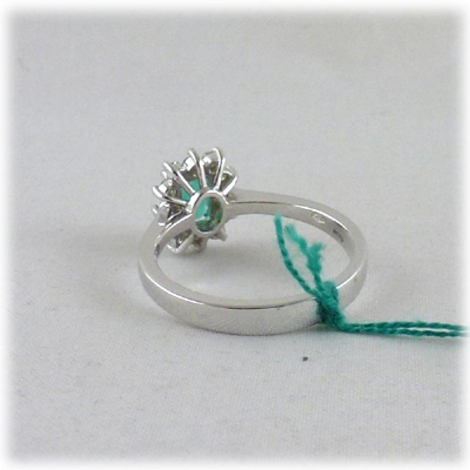 Anello in oro bianco smeraldo e diamanti