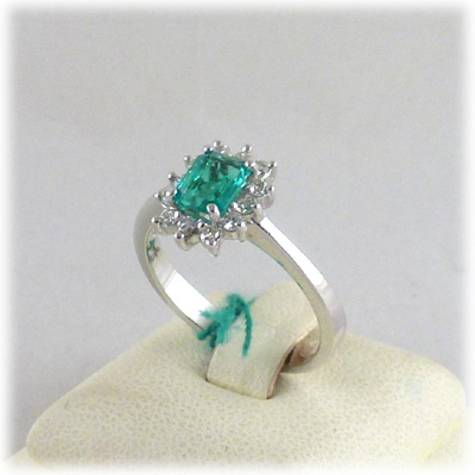 Anello in oro bianco smeraldo e diamanti