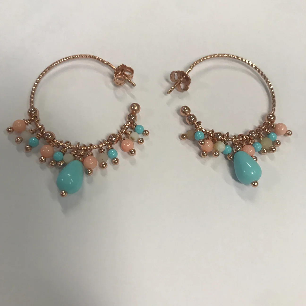 Orecchini a cerchio Ishwara con Opale Rosa, Corallo Rosa e Turchese