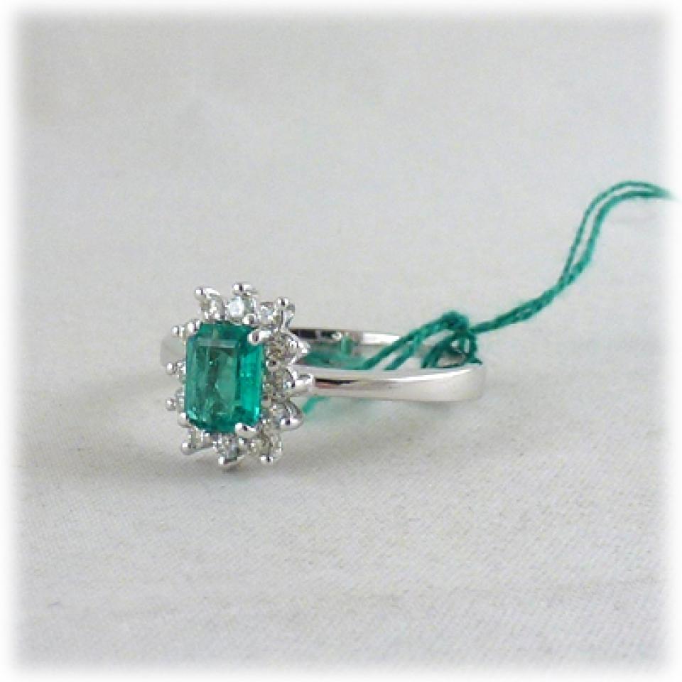Anello in oro bianco smeraldo e diamanti