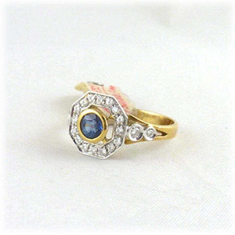 Anello in oro giallo e bianco 18kt. zaffiro blu e diamanti
