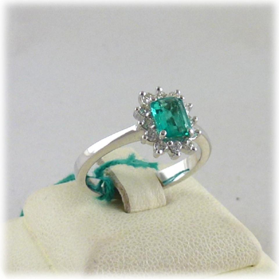 Anello in oro bianco smeraldo e diamanti