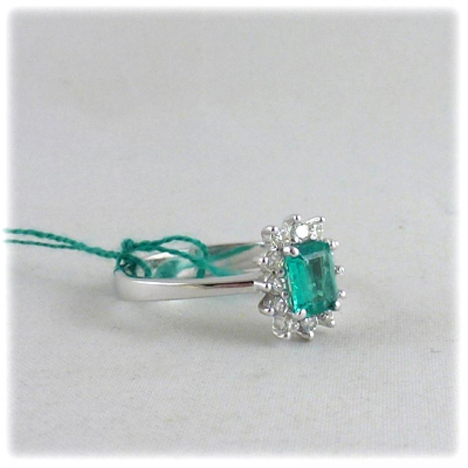 Anello in oro bianco smeraldo e diamanti