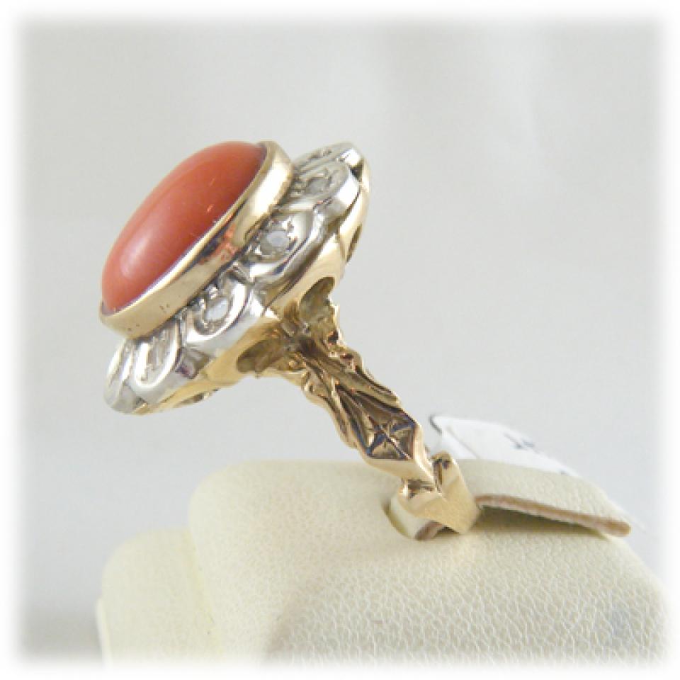 Anello stile antico in oro giallo 575, argento 800 e Corallo