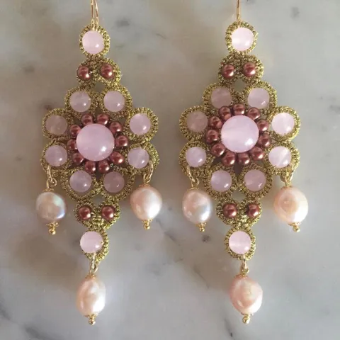 Orecchini in pizzo chiacchierino siciliano originale quarzi rosa e perle