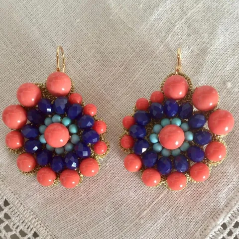 orecchini lavorati a mano in pizzo chiacchierino siciliano originale pasta di corallo, turchese e cristalli